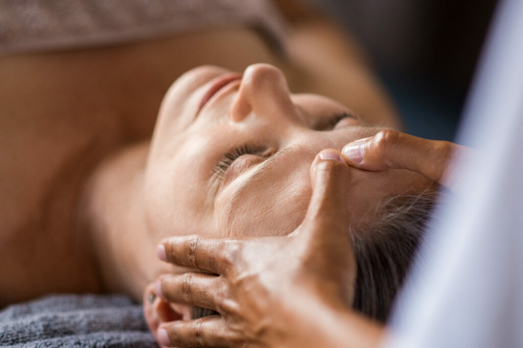 Comment pratiquer le massage Kobido soi-même pour une peau éclatante